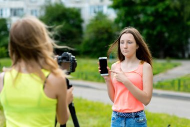 Kız kız öğrenci için. Doğa yazın. Bir akıllı telefon kullanımını açıklar. Yeni uygulama. Kayıt vlog ve blog abone. Internet için kayıt video ders. Kullanma fotoğraf makinesi tripod ile.