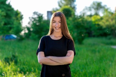 Dişlerini üzerinde diş telleri ile gülümseyen genç esmer Asyalı kız. Mutlu kameraya bakıyor. Joy, iş bitmiş. Duygu zevk.