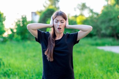 Kız yaz aylarında temiz hava. Kulaklarımı ellerimle kapalı ve benim ağzını açtı. Yüksek ses, duygular. Hoşnutsuz durum. Duygusal ifade. Migren çığlıkları gürültü.
