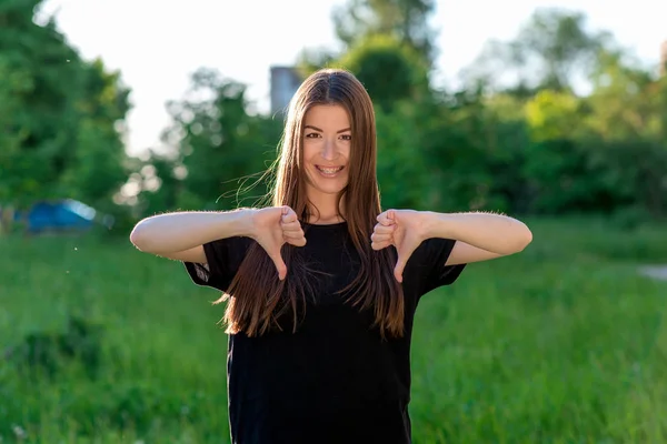 Ragazza Bruna All Aria Aperta Donna Asiatica Sorride Furbescamente Denti — Foto Stock