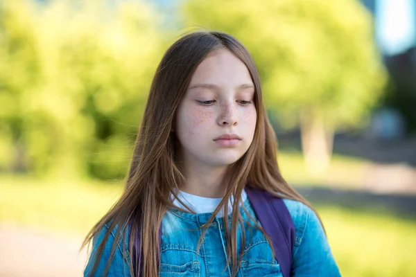 Una bambina e 'piccola. Estate nella natura. Ritratto ravvicinato. Il concetto di scontento. Emozione riluttanza a parlare . — Foto Stock