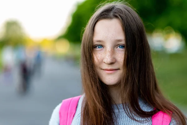 Piękne dziecko, nastoletnie dziewczyny. Lato w przyrodzie. Close-up portret. Niebieskie oczy piegi na twarzy. Uśmiecha się radośnie. Ilość wolnego miejsca dla tekstu. Koncepcja odpoczynku. Emocja przyjemności. — Zdjęcie stockowe