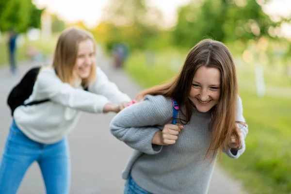 Dwie dziewczyny uczennica. Najlepsze dziewczyny. W lecie parki są w naturze. Miłej zabawy na ulicy. Pojęcie to przyjaciele. Emocja szczęścia jest radość z zabawy z gry po lekcjach. — Zdjęcie stockowe