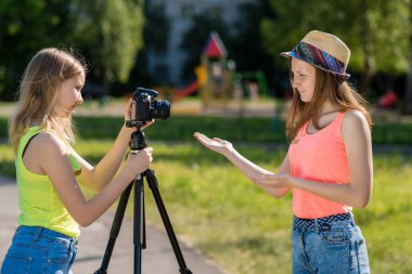 İki kız arkadaş. Doğa yazın. Kolay iletişim. Röportaj kavramları. Kayıt vlog ve blog abone. Internet için kayıt video ders. Kullanma fotoğraf makinesi tripod ile.