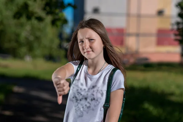少女女学生。夏天在自然。手的手势显示手指向下。概念是坏的, 不。不满情绪. — 图库照片