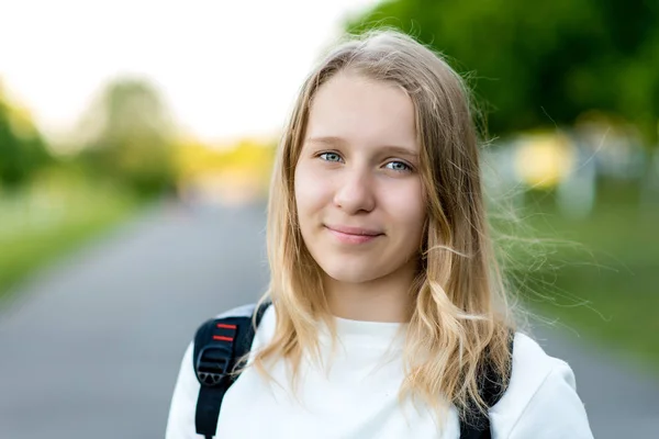 Ritratto di una studentessa. Spazio libero per il testo. Bellissimi capelli e sorriso. Il concetto di fiducia nella comprensione. Emozioni di felicità e armonia. Adolescente in estate in città . — Foto Stock