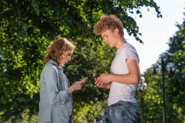 Oğlan ve kız birbirlerine karşı karşıyayız. Doğa yazın. Elinde bir akıllı telefon tutar. Telefon numarasını yazar. Doğada Arkadaşlığın kavramı. Adam kızla tanışmış.