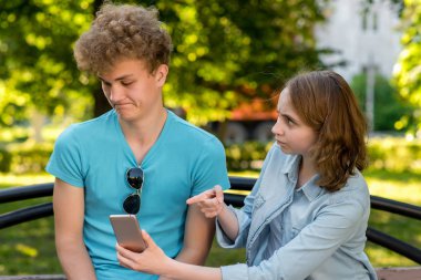 Doğada bir parkta yaz aylarında bir kızla bir adam. Genç bir çift ilişki bulur. Smartphone vasıl işaret eden kız. Tutum sorunu. Aile çatışmada ihanet kavramı.