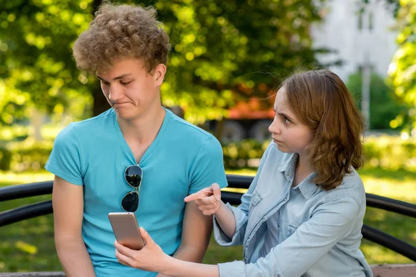 Doğada bir parkta yaz aylarında bir kızla bir adam. Genç bir çift ilişki bulur. Smartphone vasıl işaret eden kız. Tutum sorunu. Aile çatışmada ihanet kavramı.