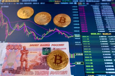 Kağıt fatura Rus ruble 5000 Rub, arka plan bulanık. Birim bitcoin borsasında elektronik zamanlama, esnaf, monitörde altın bitcoin yalan.
