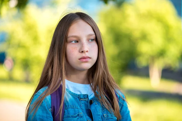 Close-up portret. Mała dziewczynka nastolatek. Lato w przyrodzie. Długie włosy twarz piegi. Emocja starannie spogląda w kierunku Dreaming. — Zdjęcie stockowe