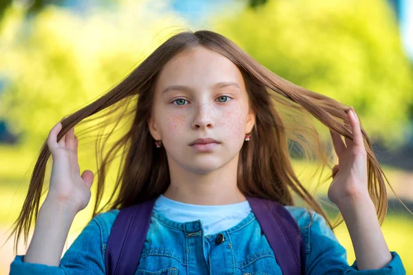 Девочка-подросток. Лето на природе. Жесты рук контролируются волосами. Веснушки на лице. Эмоции отдыха и наслаждения в природе . — стоковое фото