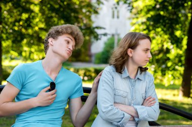 Bir adam bir parkta bankta bir kızla. Şehirde yaz aylarında. Adam kız af sorar. Kız konuşmak yok isteksizliği işte mutsuz morali bozuk. Kavga bir ilişki kavramı.