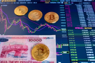 Kağıt fatura Beyaz Rusya Byn, arka plan bulanık. Birim bitcoin borsasında elektronik zamanlama, esnaf, monitörde altın bitcoin yalan.