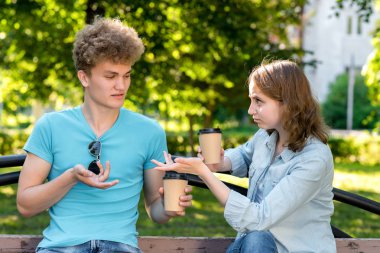 Bir erkek ve bir kız doğada iletişim. Bankta derslerinden sonra yaz aylarında. Yanlış anlama kavramı. Her diğer alacaklar. Hareketleri el ile duygusal. Kızgınlık ve anlaşmazlık