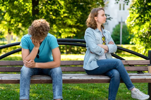 Bir oğlan, bir kız oturma Bank. Doğa parkında yaz aylarında. Kavram kızgınlık bir yanlış anlaşılma oldu. Sokakta bir ilişkide kavga. Ayrılık bir ilişki içinde. İsteksizlik dinle.