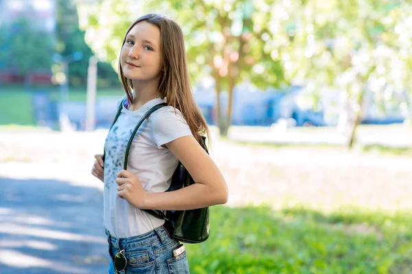 夏天在公园里的女孩女生。快乐的微笑回到他的背包。文本的可用空间。概念回到学校。微笑的情感是一种喜悦. — 图库照片
