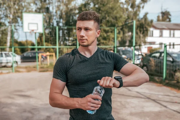 Sportler mit einer Flasche Wasser. — Stockfoto