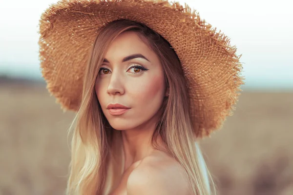 Detailní portrét opálenou dívka slaměný klobouk. Emoce klidem něhu. Ženské krásy v krásný vzhled a dlouhými vlasy, v pšeničné pole. Odpočinek na čerstvém vzduchu v obci. — Stock fotografie