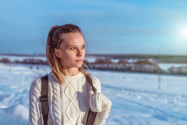 Detailní portrét zimní dívka v bílém svetru a rukavice. Volné místo pro text. Happy vypadá do vzdálenosti a sny. Odpočívej v městě v mrazivé ráno a odpoledne. — Stock fotografie
