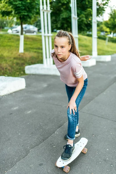 Dospívající Dívka Let Jízda Skateboardu Létě Městě Ležérní Džíny Tenisky — Stock fotografie