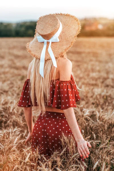 Uzun tüyleri buğday alanında duran bir kızla mutlu gülümsüyor. Bir adamın arkasından çiçek verir. Sevgi ve sürpriz hediye, evlenme teklifi, nişan kavramı.