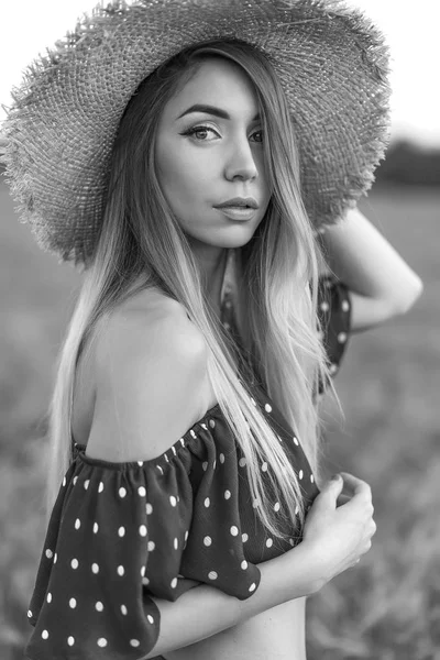 Portret meisje in stro hoed, zomer openhartige jurk lange haren. Concept dorp meisje aard. Emoties tederheid, elegantie, sensuele look en romantische sfeer. Outdoor activiteiten mooie natuurlijke vrouw. — Stockfoto