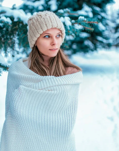 Güzel ve genç bir kız bir beyaz eşarp ve şal sarılmış. Yavaşça ve duygusal uzakta arıyorum. Rüyalar ve ormanın taze hava soğuk bir günde romantizm içinde kış akşamları düşledikleri.