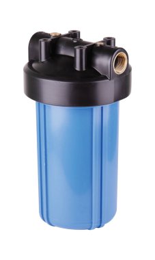Filtre şişe mavi, su arıtma için plastik. İzole beyaz arka plan. Su kaynaklarından su kalitesini artırmak için. Su sertliğini azaltmak için bulaşık makinesi.