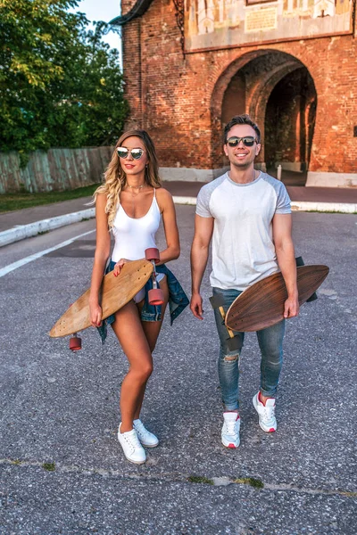 Ein junges paar ein mann und eine frau spazieren im sommer in der stadt am wochenende, die glücklichen lächeln scherzhaft und haben spaß, liebe beziehungskonzept. Datum des Treffens liebevoller Freunde. — Stockfoto