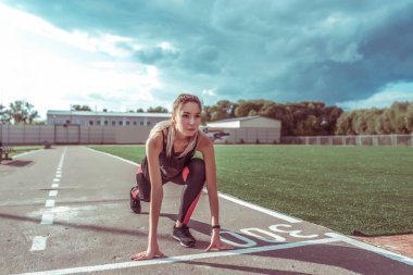 spor daire kız, spor zemin üzerinde yaz şehir, yarış başlamadan önce duruyor, eğitim mesafe koşu, aktif yaşam tarzı, spor giyim tozluk, arka plan mavi gökyüzü, yeşil çim