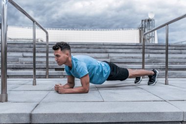 Barda duran erkek atlet, karın korteks ve karın kasları eğitim, şehirde yaz aylarında, güç ve konsantrasyon bir süre. Şehirde fitness, aktif yaşam tarzı.