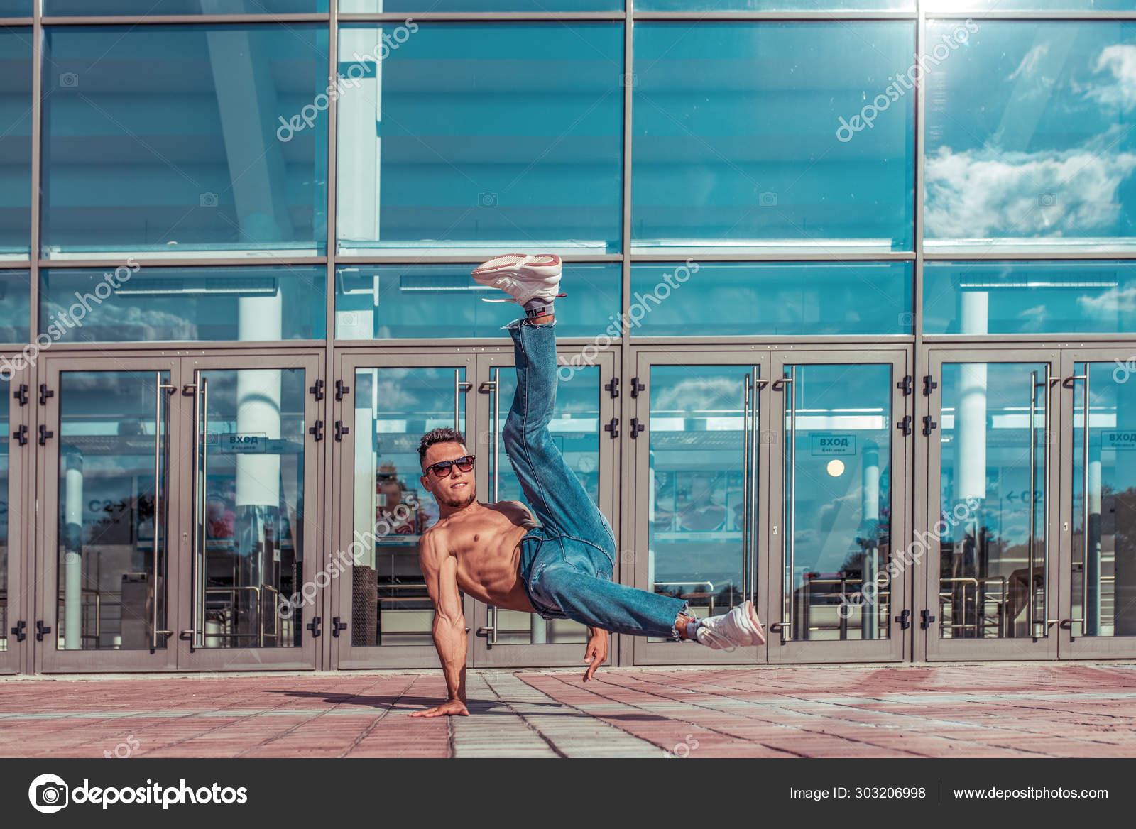 Fitness no salto, suporte de mão, homem esportivo dança break dance