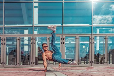 atlama fitness, handstand, sportif adam dans break dans, çıplak gövde şişirilmiş, genç adam, serbest uzay metin yaşam tarzı motivasyon, şehir arka planda yaz bir cam bina penceresi, hareket
