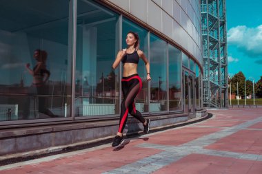 Güzel kız atlet sabah jog yaz şehir çalışan. Spor Giyim Tozluk Top. Fitness, gençlik yaşam tarzı, şehirde sağlıklı. Metin için boş alan. Sağlıklı yaşam tarzı tarzı. fitness, egzersiz, koşu