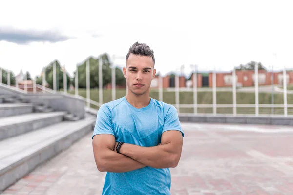 Athletic male athlete, standing in the summer in city, motivation for doing fitness sport workout, in the morning at a workout. Active lifestyle of young people, powerful and stylish man. — Stock Photo, Image