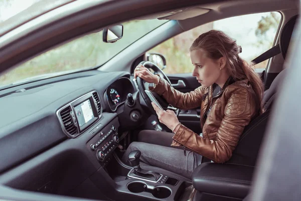 Nő az autóban, a kezében a mobiltelefon, ellenőrzi navigációs Térkép érintőképernyő az autóban. Én kapott elveszett-ban keres útvonal, gyártás telefon hív, olvasó üzenet smartphone. Online alkalmazás az interneten. — Stock Fotó