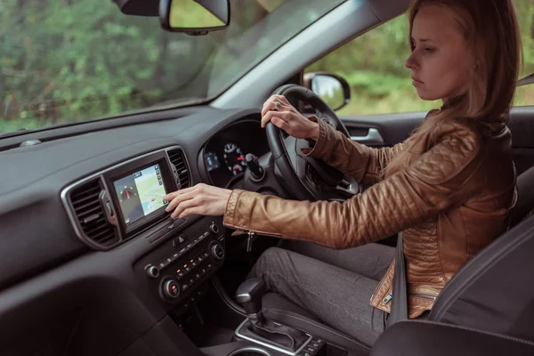 Nő az autóban, ellenőrzi navigációs Térkép érintőképernyő az autóban. Egy útvonal megtalálásában elvesztett, a parkolóban való választás, navigációs Térkép választása, végső útvonal. Online alkalmazás az interneten. — Stock Fotó