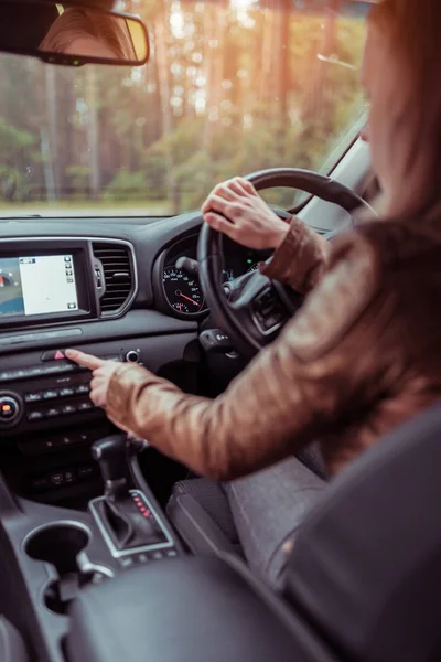 Donna ragazza in auto giacca di pelle interna autunno e primavera, nel parco forestale, preme il pulsante di arresto di emergenza, accende le dimensioni, incidente su strada, ostacolo al segnale auto circa l'incidente . — Foto Stock