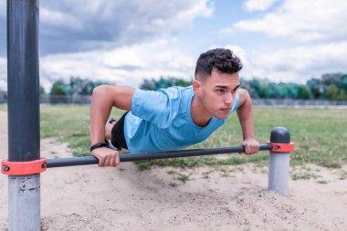 Yazın şehirde bardan kalkan sporcu sabah koşusunda, bulutlar çimendir. Aktif gençlik yaşam tarzı, spor adamı.