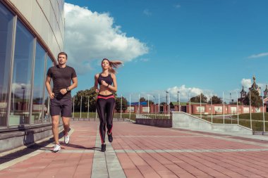 Genç çift, yaz, sonbahar, şehirde koşu, motivasyon metni, spor giyim, spor ayakkabıları, spor ayakkabıları, spor ayakkabıları, aktif fitness yaşam tarzı, açık hava sporları..