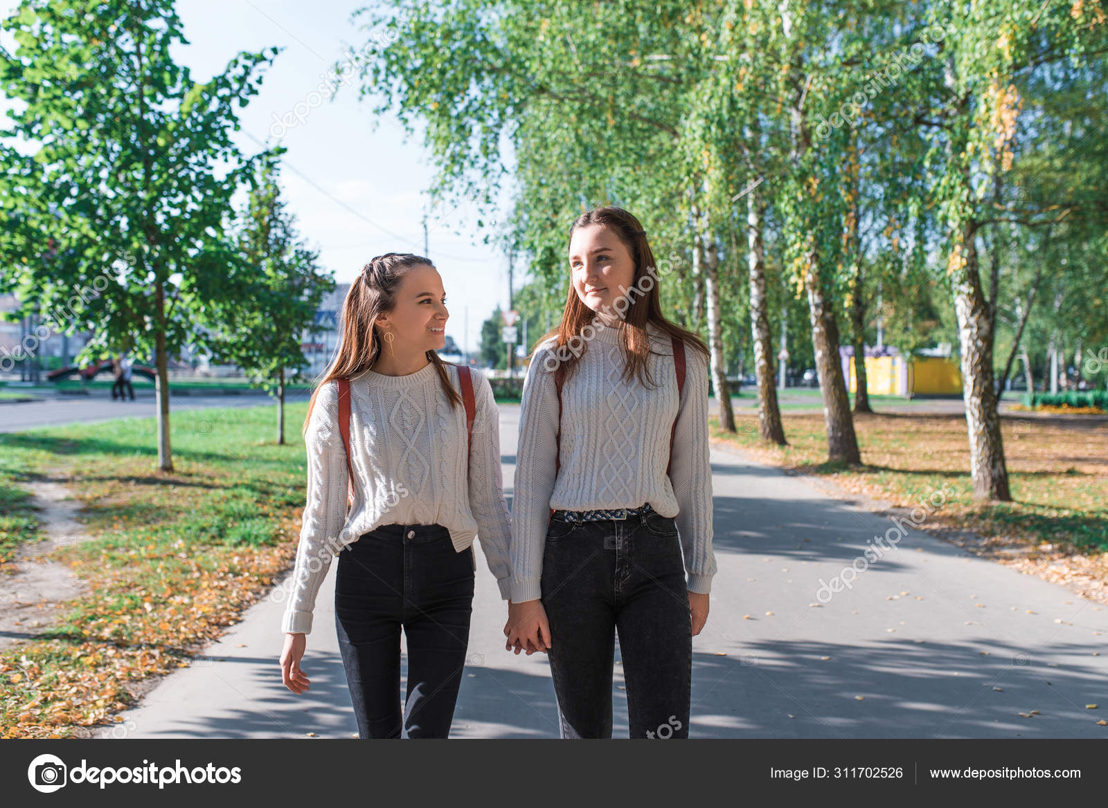 Подростки на занятиях. Подростки в школе. Девчонка после школы. Красивая школьная форма для подростков. Девчонка после школы.