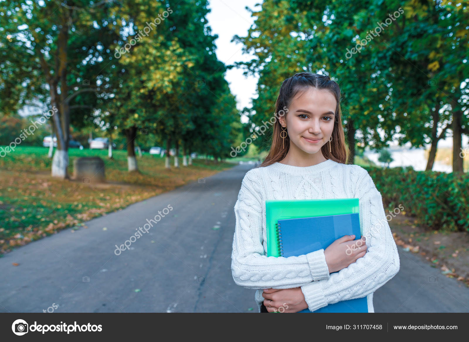  картинки девочки 12-15лет Девочка-подросток 12-15 лет, летом в городском парке осенью, счастливо  улыбается, отдыхает после уроков в школе и колледже, тетради держат в руках  учебники. Свободное место для текста . — Стоковое фото © byswat #311707458