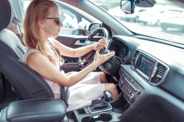 Kadın silecekler ön camlar için, mod anahtarı da direksiyon altında. Ön cam ve far temizleyicisine su aktifleştiriliyor..