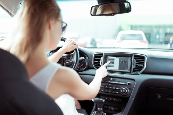 Nő vezetés autó, navigációs kiválasztás a képernyőn, nyomja meg az érintőképernyőt, navigációs térkép, útvonal kiválasztása, online hang aktiválás, asszisztens, érintse meg a menü aktiválása be és ki. — Stock Fotó