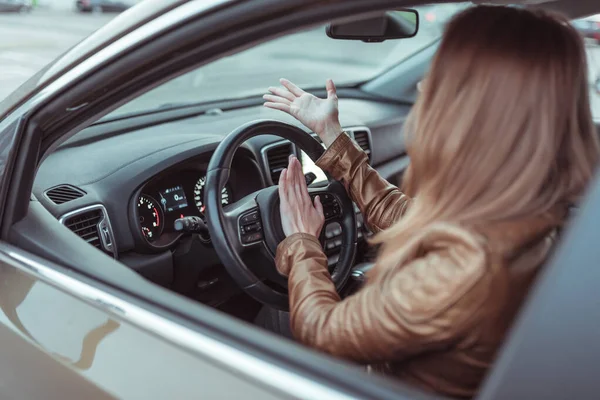 Donna urla aggressivamente, scatti segnale bip volante auto, abitacolo, intersezione città estate, frenata di emergenza incidente, violazione delle regole del traffico, emozioni rabbia stress conflitto . — Foto Stock