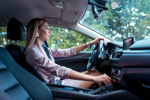 Ruota donna di auto cambia marcia sulla macchina box. In estate città d'autunno. Guida una donna d'affari. Alberi di fondo. Bella ragazza trucco di tutti i giorni. Una berlina da Business Class. Noleggio auto in città . — Foto Stock