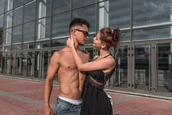 Junge Paare, Jungs Mädchen, Tänzer Schauspieler Breakdance. in der Sommerstadt. aktiver Jugendstil, Fitness-Bewegung, Workout Breakdancer Konzept Leidenschaft Liebe und Küsse. Aufgeblasene Männerpresse. — Stockfoto