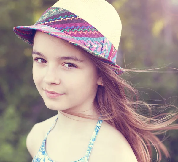 Krásná holčička teenager v klobouku, letní venku, emoce štěstí úsměvy a odpočinek. Dlouhé vlasy se rozvíjejí ve větru. — Stock fotografie