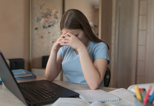 Chica adolescente, triste molesto, problema es no entender la negación, mala nota en el examen, una tarea difícil y la igualación, la educación electrónica en el hogar utilizando un ordenador portátil en Internet. Fatiga después de la clase . Fotos de stock libres de derechos